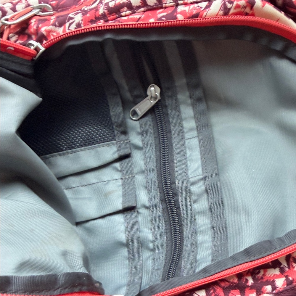 NWOT: The North Face Jester Burgundy Backpack with a cotton-silk bag charm - Picture 6 of 13